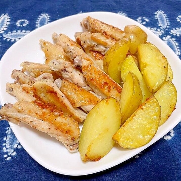 鶏手羽中のパリパリ焼き 新じゃがソテー添え